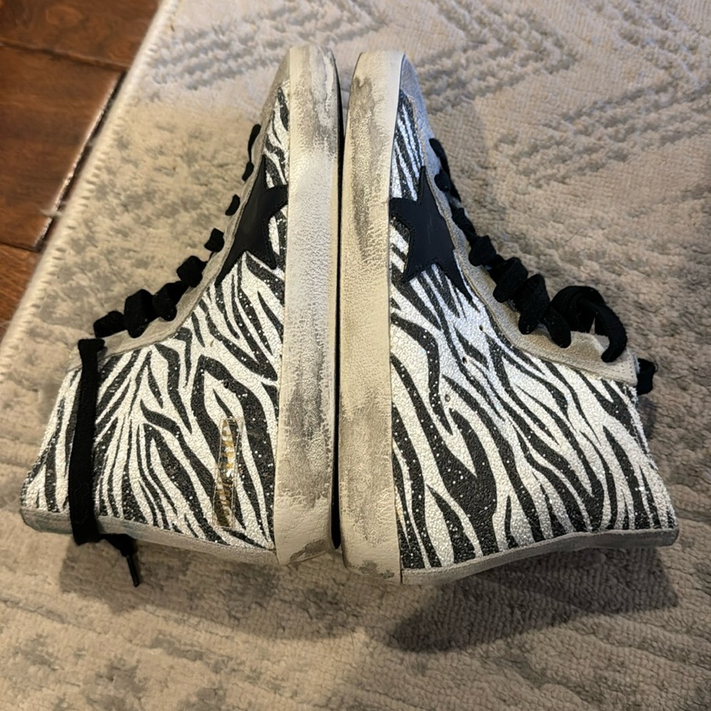 Size 36 - black and white glitter. Great condition. Only worn once.